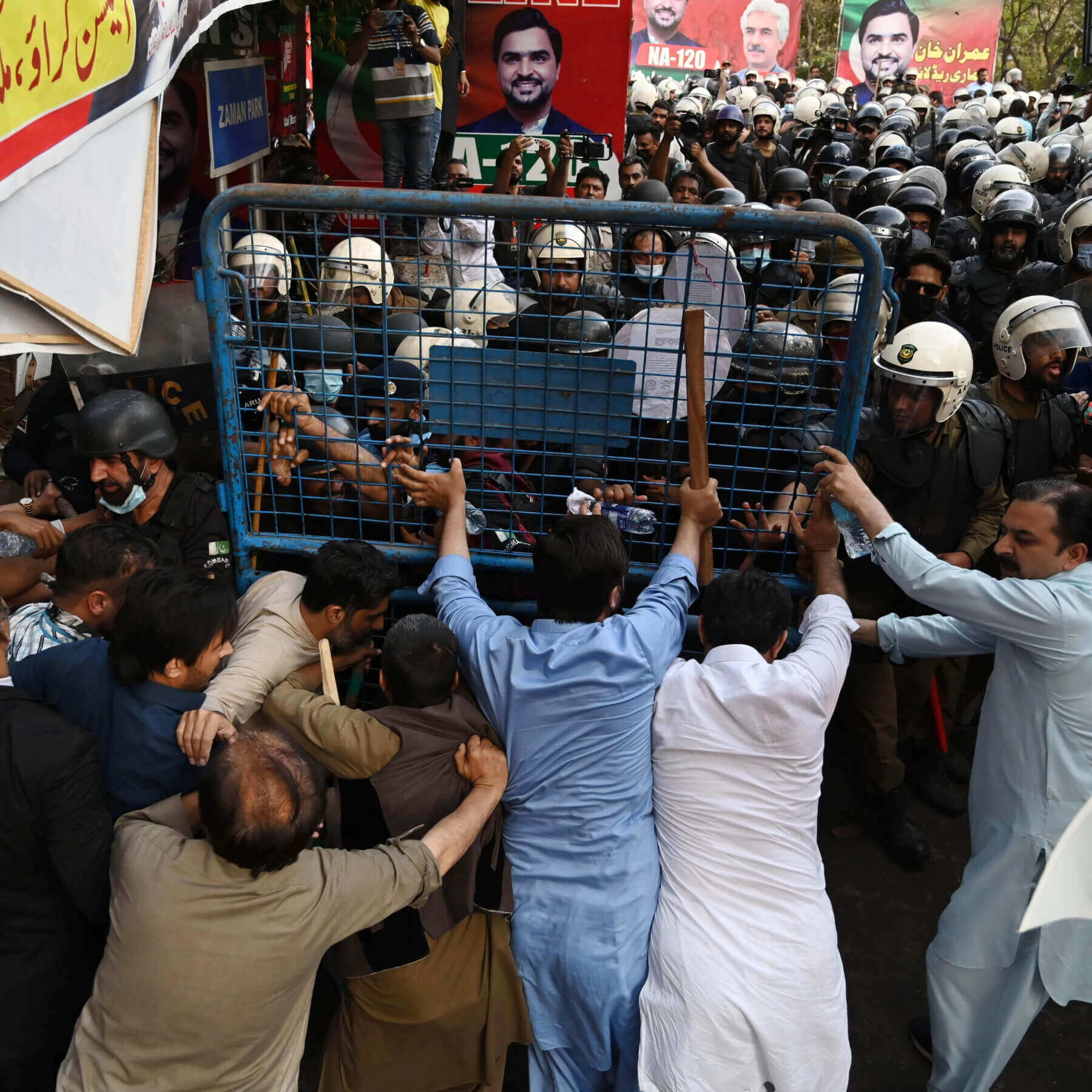 इमरान खान की गिरफ्तारी रोकने वाले पीटीआई कार्यकर्ताओं के साथ झड़प मे 54 पुलिस अधिकारी घायल